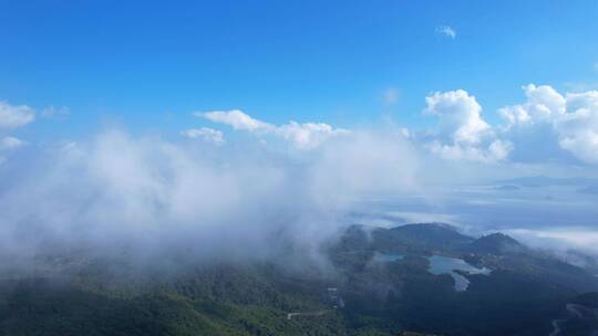 航拍深圳马峦山山顶白云飘动B