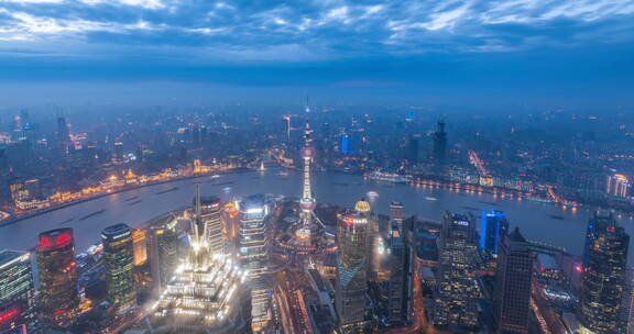鸟瞰上海夜幕降临时的延时