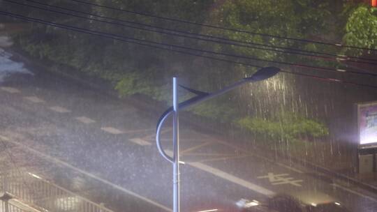 大雨中的路灯 雨夜 路面 街道 瓢泼大雨视频素材模板下载