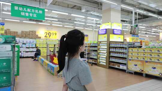 亚洲年轻女子超市购物