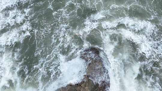 海浪俯拍海水拍打礁石特写浪花岩石潮水波浪