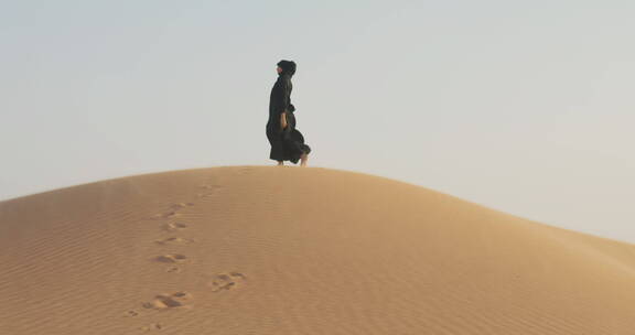穆斯林在沙漠上行走 