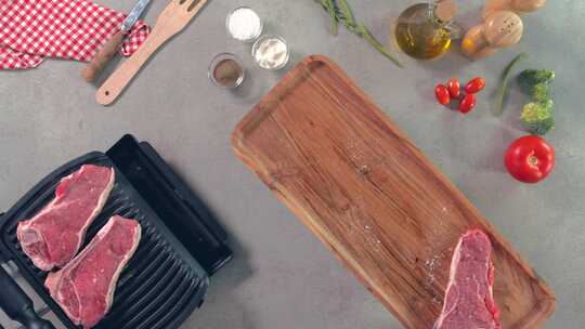厨师将生肉放在烤架上视频素材模板下载
