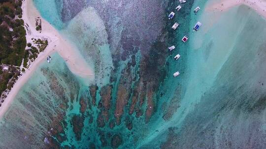 高空俯拍唯美的海面海水清澈见底