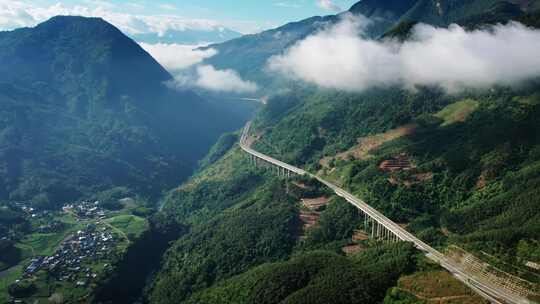 航拍云南大山里的高速公路