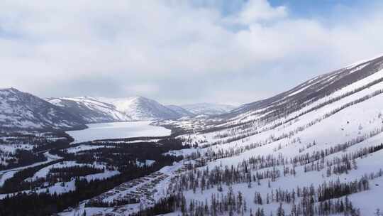 航拍新疆冬季喀纳斯湖雪景雪山森林冰河晨雾