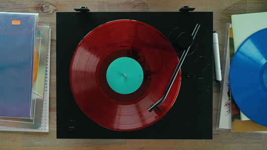 彩色复古乙烯基在唱片机上播放视频素材模板下载