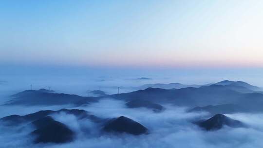 山间云雾缭绕的壮观自然景象