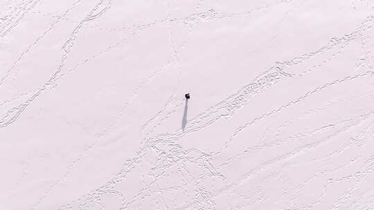 一个人在雪中行走