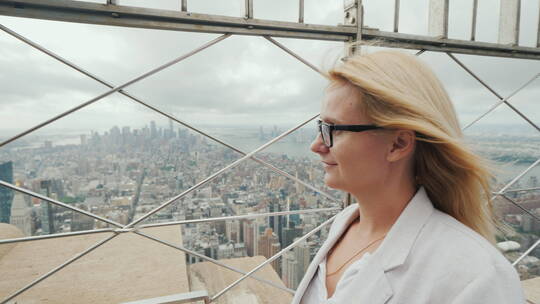 一个女人从高点欣赏城市的后视图