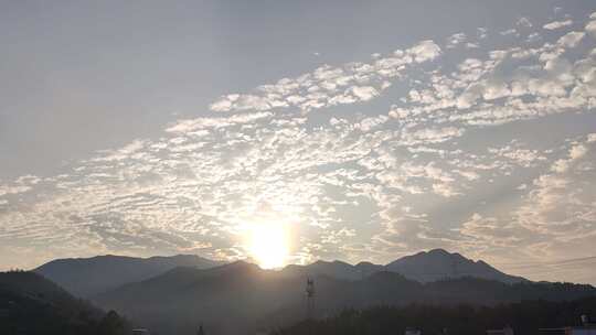 山间日出阳光洒在群山和云层上