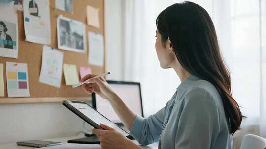 年轻女性居家办公SOHO工作场景视频