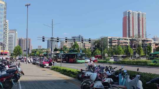 慢镜头街头交通公交车电动车城市建筑