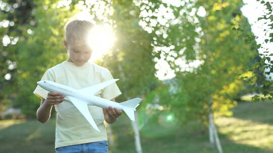 小男孩玩飞机模型视频素材模板下载