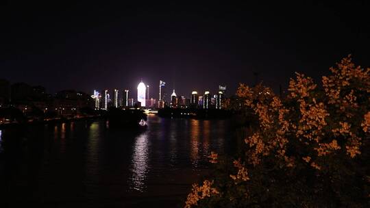 从运河看无锡夜晚的景色