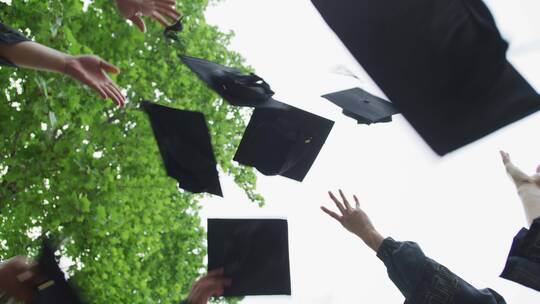 大学生毕业扔学士帽空镜头视频素材模板下载