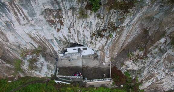 4k航拍云南山区悬崖峭壁山洞里的人家