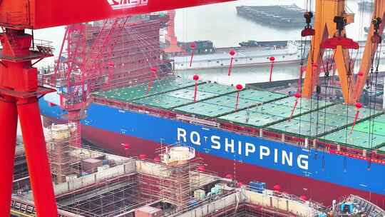 航拍长江港口码头船厂轮船下水仪式江轮海轮