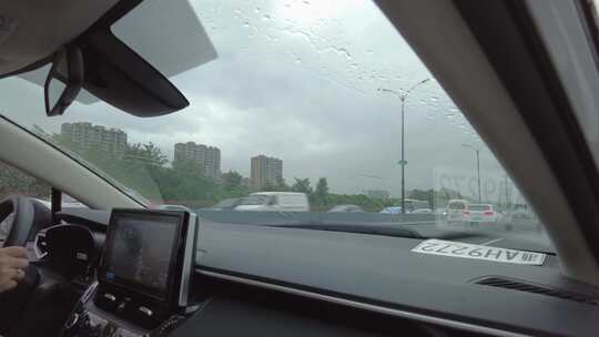 城市下雨天风景车内视角