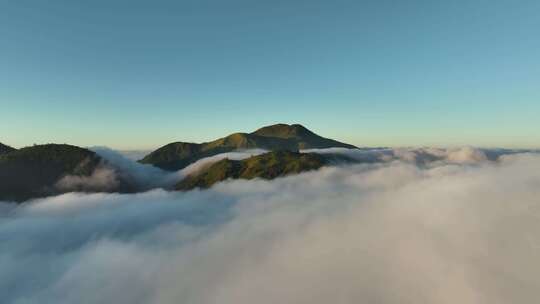 山顶云海、日出时云雾缭绕的群山视频素材模板下载