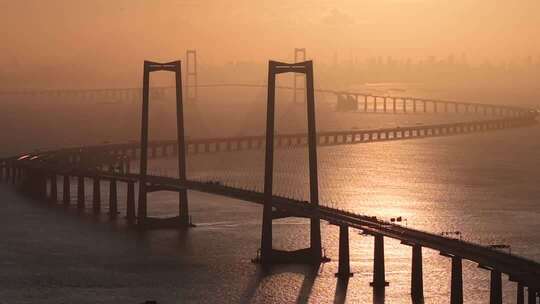 金色日出下的深中通道