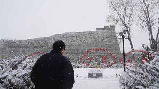明城墙边雪中漫步的人们视频素材模板下载