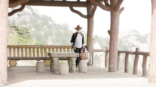 爬山春天阳光年轻美丽户外情侣旅游