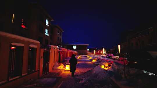 夜晚雪中街道一人独行的景象