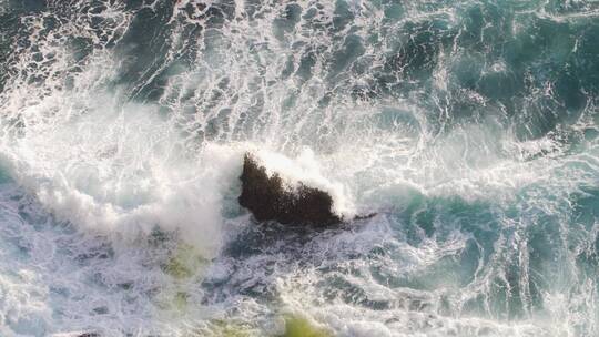 海浪拍打着海中的礁石