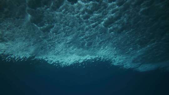 海底拍摄海浪袭来