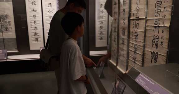 中国小男孩在博物馆参观学习
