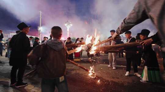 布拖火把节热闹的民俗焰火表演