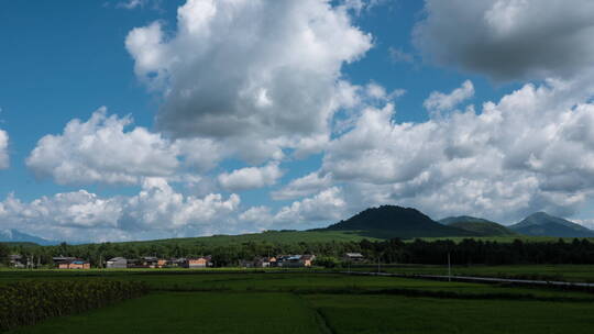 村庄后的腾冲火山群