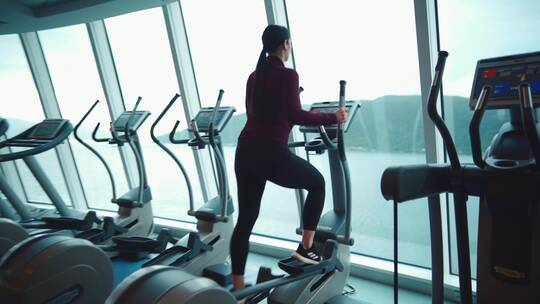 女人在健身房健身视频素材模板下载