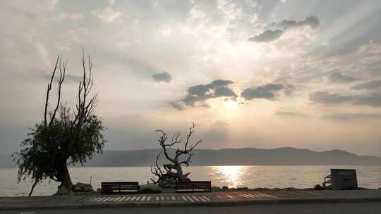 洱海日出远景右移呼吸感湖边日出风景