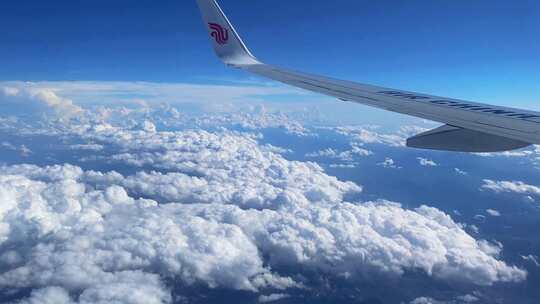 飞机俯瞰云