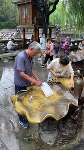 济南雨后黑虎泉水位上涨，三虎头喷涌数米远