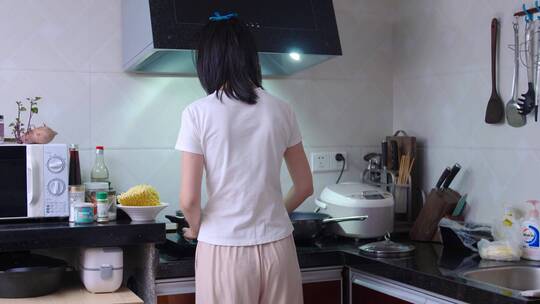 女孩一个人在家煮面带原声4k视频素材