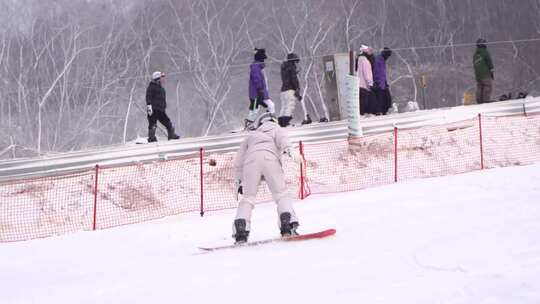 滑雪场 滑雪人群 雪上运动 单板双板视频素材模板下载