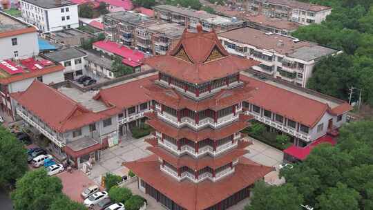 古色古香的多层塔楼及周边建筑全景