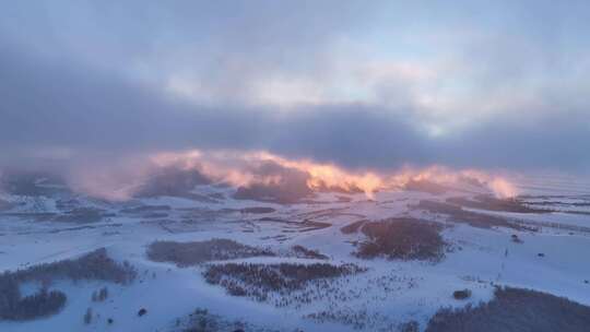 日落时分的雪后山林壮丽景观