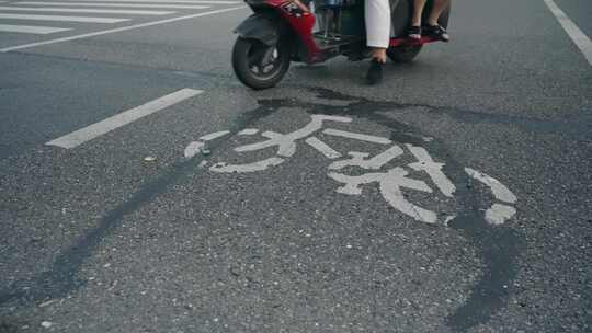 电动车过马路