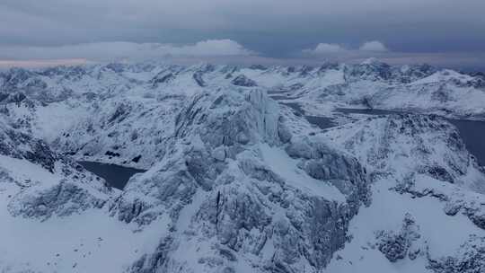 见证阿尔卑斯山山顶上冰雪的壮丽景色，非常