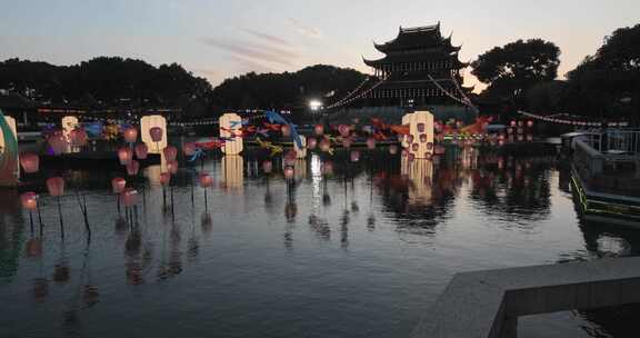 苏州盘门古典建筑旁水面上的多彩灯笼夜景