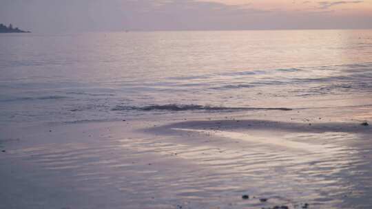 【4K】黄昏日落海浪拍打到沙滩上特写视频素材模板下载