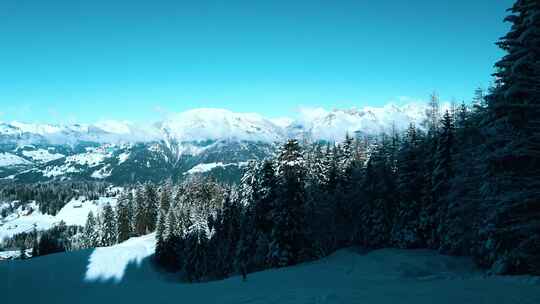 白天蓝天下奥地利阿尔卑斯山的风景视频素材模板下载
