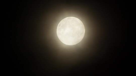 满月大月亮透过云层缓缓升起