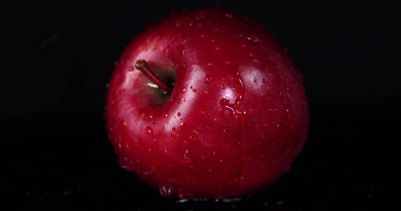 雨中的新鲜红苹果