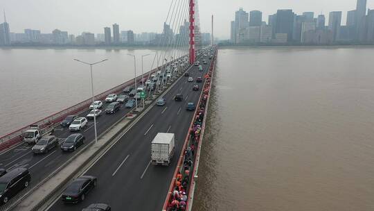 杭州奥体跨江大桥车流人流