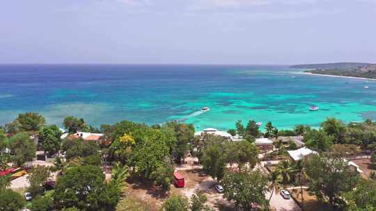 旅游船离开蔚蓝加勒比海的热带海滩，普拉亚拉恩塞纳达；无人机
